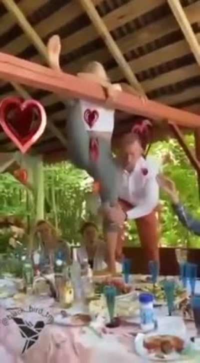 Наташ, ну на хрена ты туда полез<wbr>ла?!
