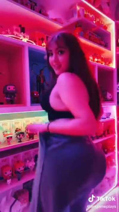 Ari bailando
