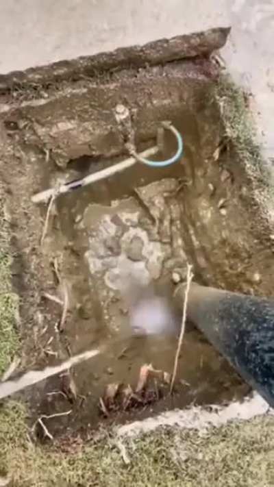 They this guy pressure shovel a hole 🙌