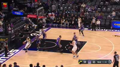 [Highlight] Lauri Markkanen elevates and detonates with a poster slam over Sabonis