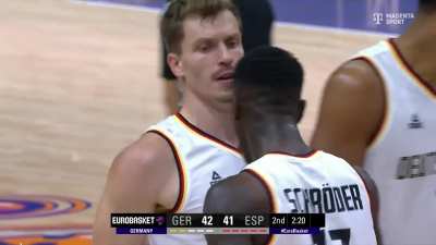 [Highlight] Dennis Schroder accelerates quickly and finishes at the rim with the and one to give him 19 points with 2 minutes left in the second quarter!
