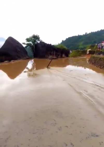 A shovel surfing on it’s own
