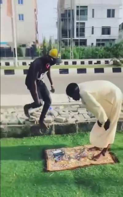 Blursed_praytime