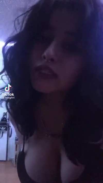 ￼