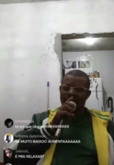 Greninja tentando fazer live, a igreja do lado :