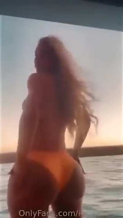 What would you guys do for 10 mins of her ass?