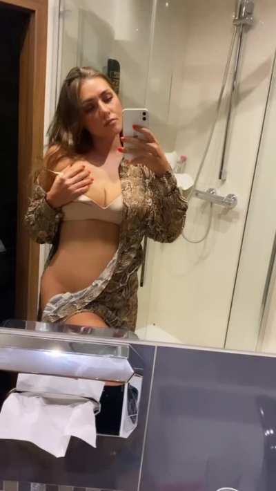 Hi to the same 4 guys who see me stripping half naked🥰