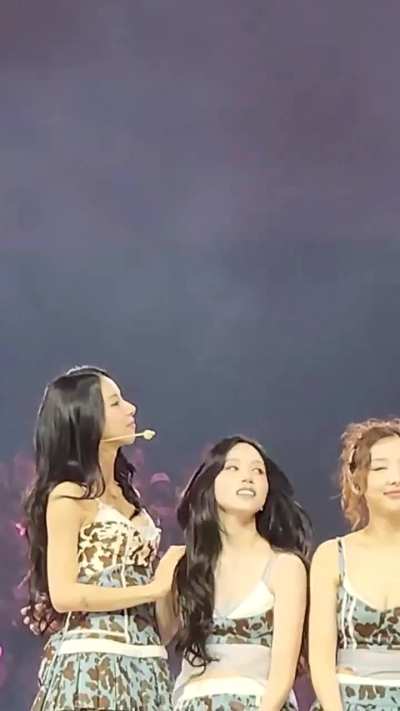 Mina resting on Chaeyoung's hand