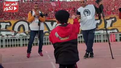 This little guy leading a 30 000 people crowd .