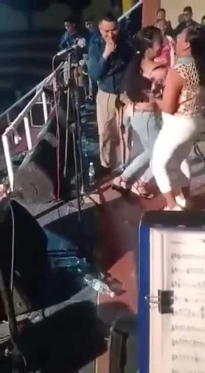 Cuando tu tía intenta el perreo extremo..