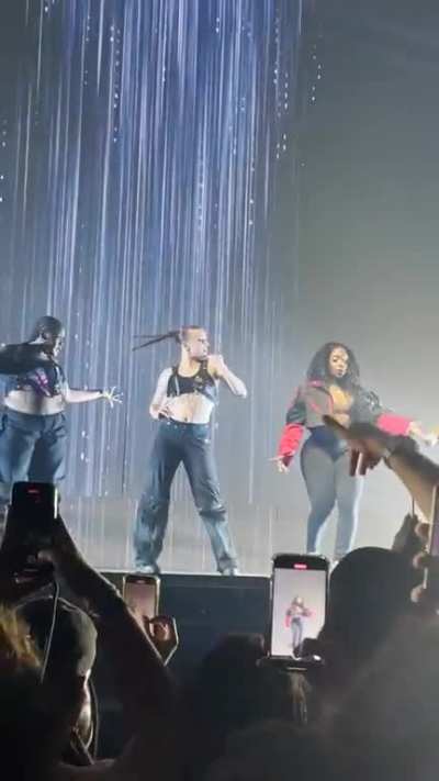 Sza dropped her mic and continued dancing