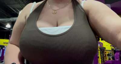 [F] It’s tough having big boobs at the gym!! 😅