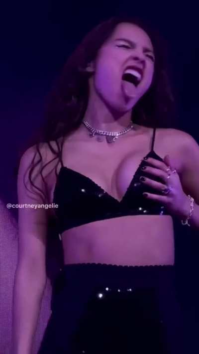 I'll never get tired of Olivia Rodrigo grabbing her tits 