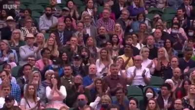 Cientista de Oxford responsável por vacina contra Covid-19 é ovacionada em Wimbledon