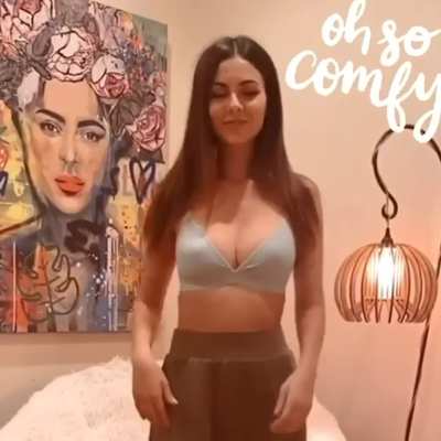 Victoria Justice revealing her clevage