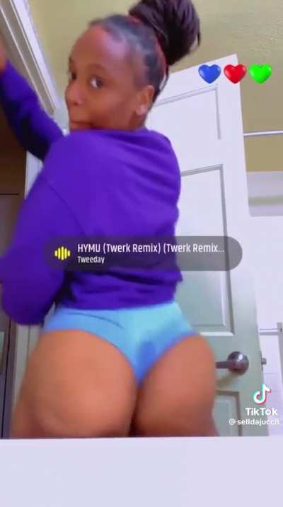 Juicy booty 🥰