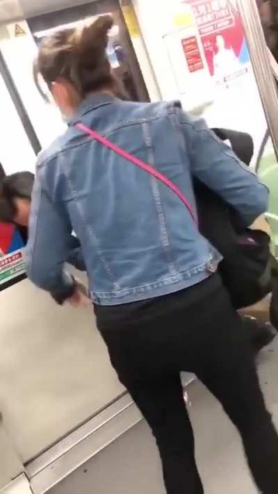地铁一幕，<wbr>黑衣男鼻子<wbr>出血了，光<wbr>头不用手，<wbr>莫非传说中<wbr>铁头功