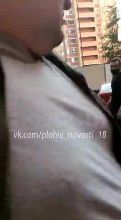Граждане из подмосковья жалуются на то, что их жилой комплекс терроризирует неадекватная управляющая компания. На днях жильцы собрались во дворе, чтобы обсудить проблемы и передать обслуживание в руки другой организации. Вдруг подбежали кавказцы, которые 