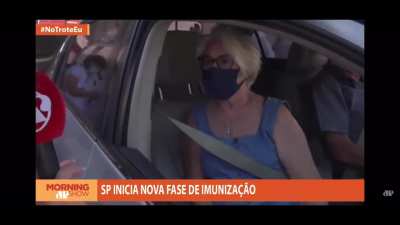 Foram entrevistar uma mulher que estava se vacinando hoje, perguntaram se ela estava ansiosa por se vacinar... Ela diz que ainda preferia o ''kit covid'' 🤡