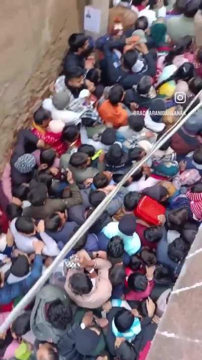 The people standing with their little kids in this crowd are the biggest of idiots! It’s a stampede waiting to happen! 