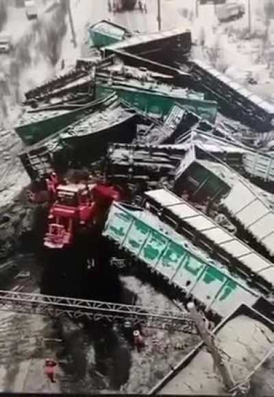 Видос сошедшего с рельс на Забайкальском жд товарняка.