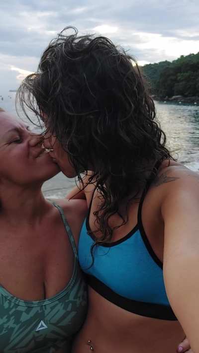 We love outdoors kisses! 