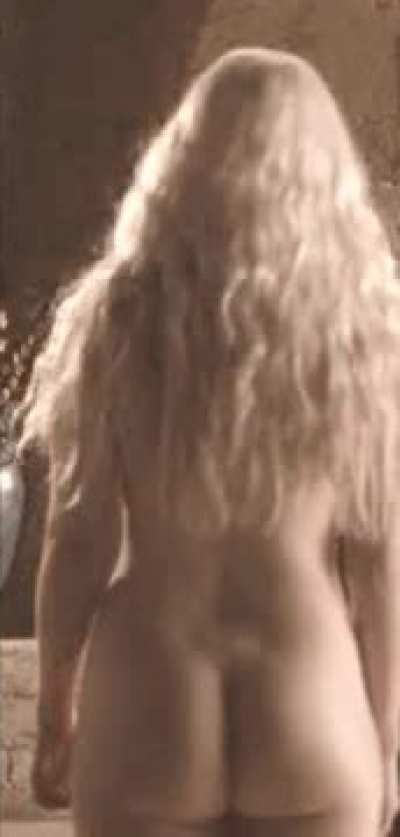 Why does the Mother of Dragons ( Emilia Clarke) even try to hide it? 🍑