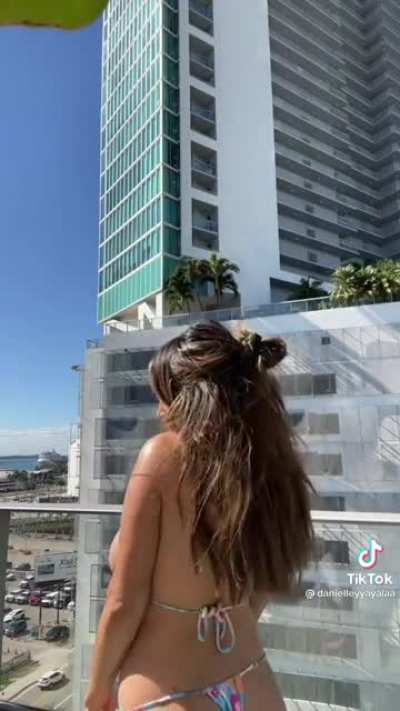 Side boobs are a wonderful thing