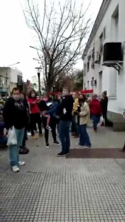 Artesano callejero es expulsado para ubicar puesto de campaña del frente de todes en Moron
