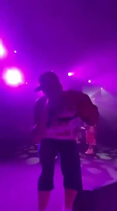 Money Boy rappt in die cam