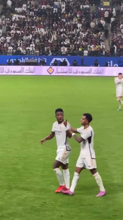 Vini trolling the Barcelona bench telling them 
