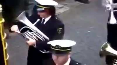 Паренёк конечно тот ещё говноед, но с юмором