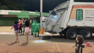 as festas na Paulista e nas demais capitais foram muito bonitas, mas o que me pegou mesmo foi ver o trabalhador em pleno ofício celebrando com a galera