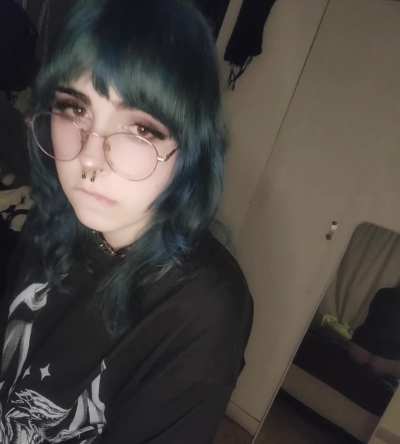 don't look at the mirror bro just focus on my face :3