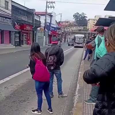 é uma pena q o motorista não atropelou ninguém