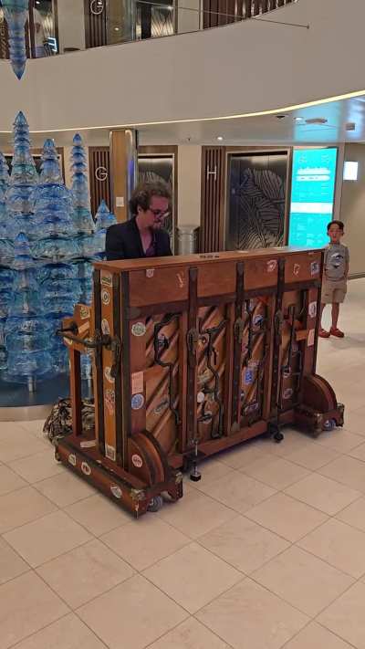 Stowaway Piano Player on Icon of the Seas knew A Cruel Angel's Thesis! ♥️