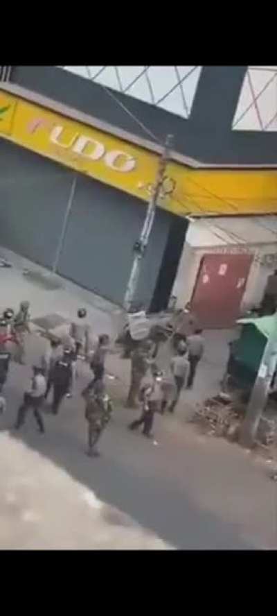 In Mandalay police shoot into a mosque.