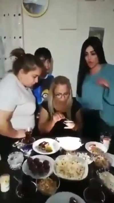 Maskelerin içinde robot olduğunu savunan mal
