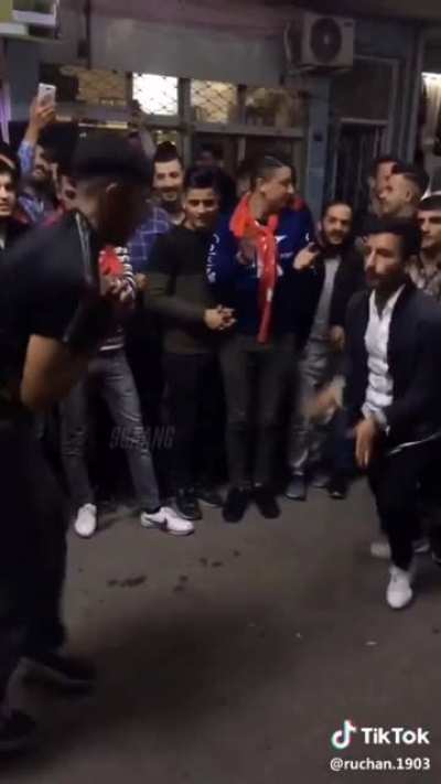 Bağcılarda bir keko dans etmeye utanıyor ve torbacısı cesaretlendiriyor ve hayat 1 dakikalığına güzelleşiyor ❤️