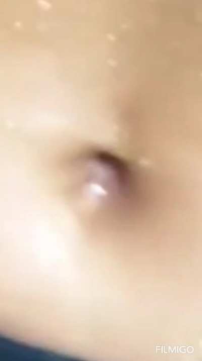 Made a repeated slow motion edit so we can appreciate this longer. Such an amazing belly button closeup 🤤