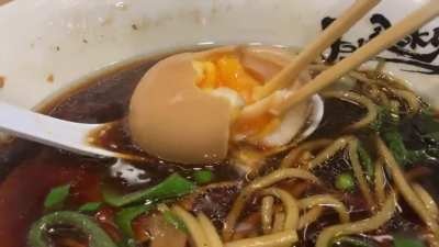 Popping a great egg at Menya Jouroku in Osaka
