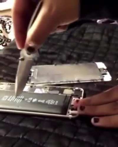 çocuk iphone bataryasını kesiyor