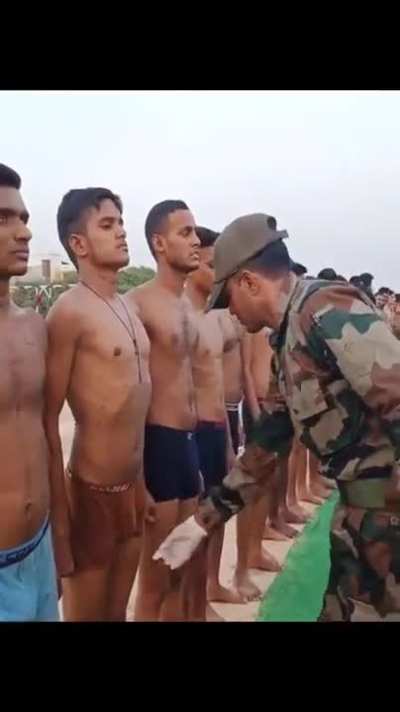 Greek army be like 