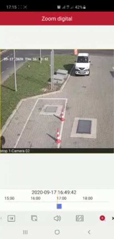 Momentul cumplit în care motociclistul intră cu viteză mare în camion pe DN1