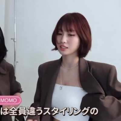 251207 - Camera operator Jihyo decided it was very important to zoom on Momo's abs