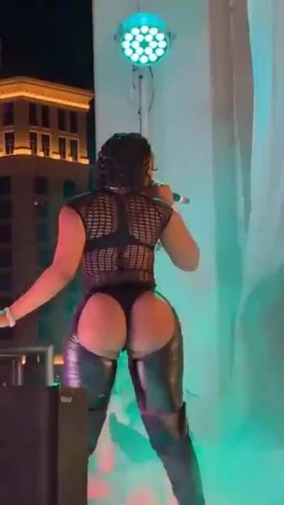 😳