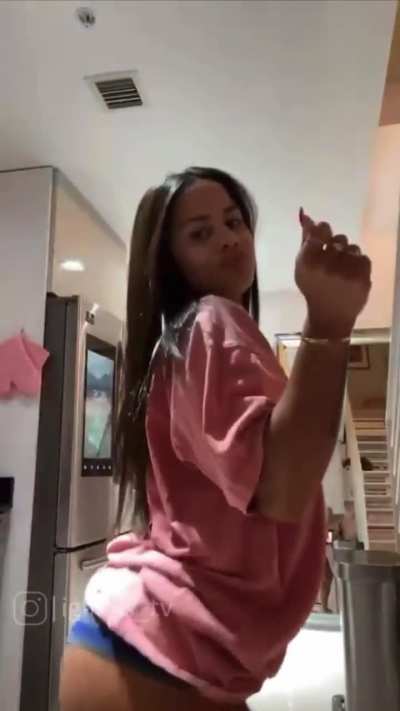 3 more minutes of twerking