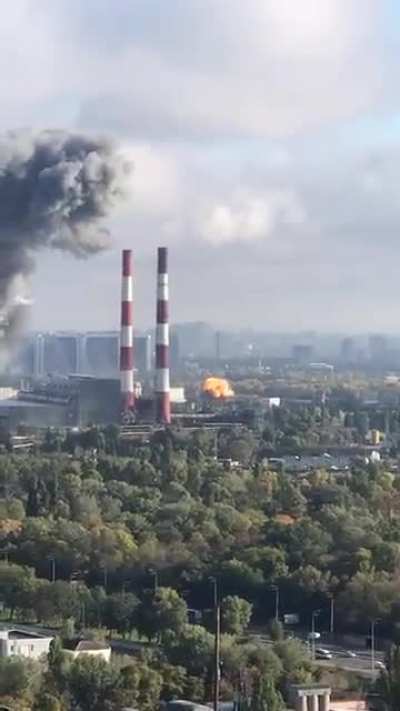 New footage of a Russian cruise missile in Kyiv today