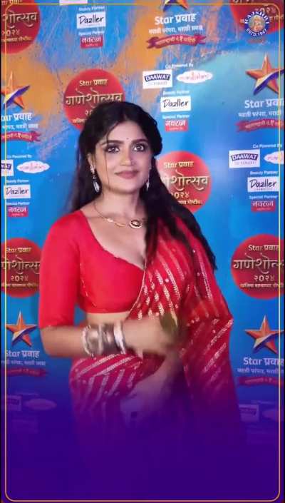 Isha Keskar - जर एवढा deep neck blouse घातला<wbr>च आहे तर व्यवस<wbr>्थितप<wbr>णे दाखवल<wbr>ं पाहिज<wbr>े. लपवाय<wbr>ची काय गरज 
