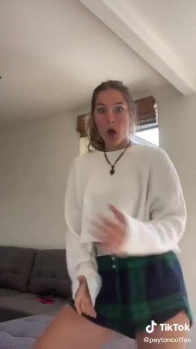 The giggle my god I wanna fuck the shit out of her and smell her panties